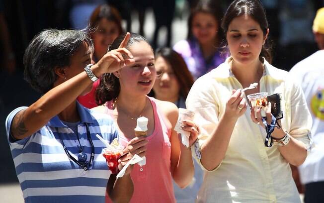 Pedestres se refrescam tomando sorvete na Avenida Paulista (5/12/2013)
