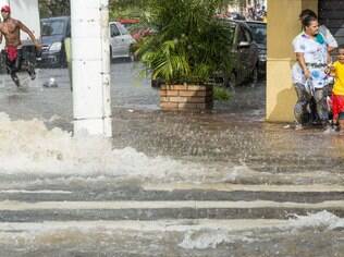 Pedestres ficaram ilhados na região do Cambuci, no centro de São Paulo neste sábado (7)