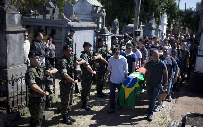 Enterro do soldado Leonardo Machado em cemitério na cidade de Santa Maria, no Rio Grande do Sul