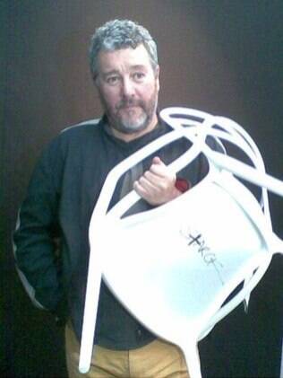 O designer francês Philippe Starck, em São Paulo, com a cadeira Masters