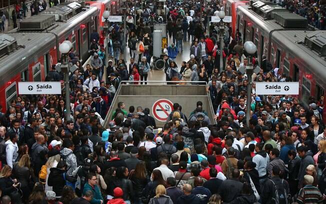 Movimentação de passageiros na estação da Luz, região central de SP
