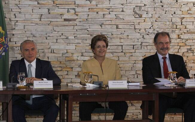 Dilma ao lado do vice, Michel Temer (à direita), e do ministro da Casa Civil, Aloizio Mercadante