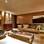 Revestido totalmente em madeira, espaço do arquiteto João Armentano tem mesa com tampo de mármore e tapete Linen bege. Foto: Fernando Genaro / Fotoarena