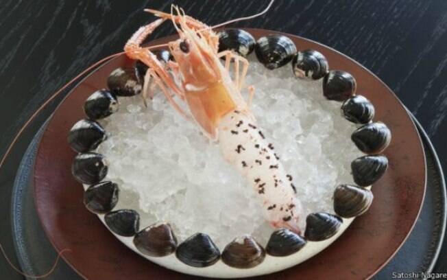 Camarão vivo coberto por formigas pretas é o primeiro prato do menu fixo do Noma, especialmente criado para o público japonês