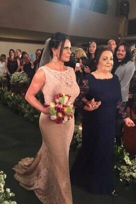 Gretchen entra na cerimônia com a mãe, Maria José. Foto: Repro/Twitter