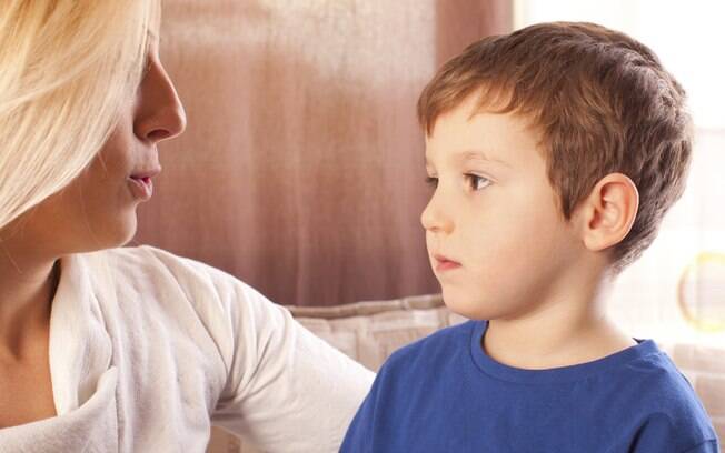 Algumas crianças interrompem insistentemente os pais que conversam. Explique que cada um tem sua vez de falar e que a criança deve esperar a dela. Foto: Thinkstock/Getty Images