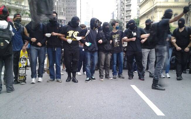 Black blocs organizam cordão humano durante protesto