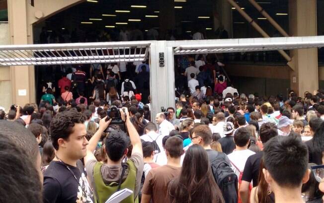 Aglomeração de estudantes no momento em que os portões abriram, em São Paulo