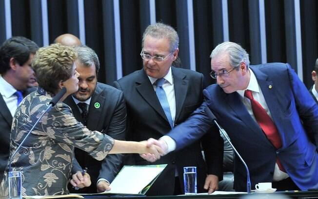 Dilma Rousseff e Eduardo Cunha se cumprimentam durante sessão solene no Congresso Nacional