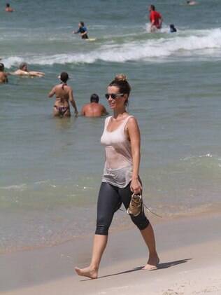Juliana Didone após o mergulho no mar com roupa