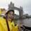 Sarah Menezes exibe sua medalha de ouro tendo a Tower Bridge como fundo, em Londres, um dia após a conquista. Foto: Fotocom