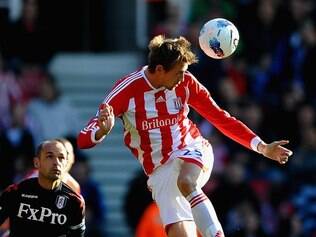 KKKKKKKKKKKKKKK O PETER CROUCH SE ESTATELOU NO CHÃO, FILHO