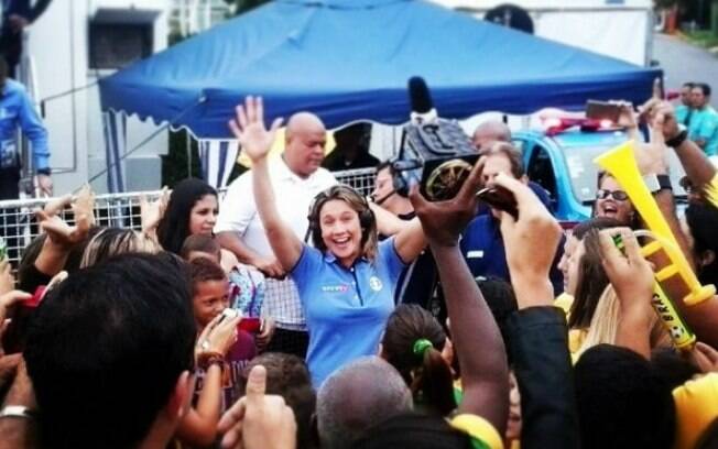 Fernanda Gentil se divertiu e posou para foto enquanto animava o povo antes de entrar ao vivo na Globo