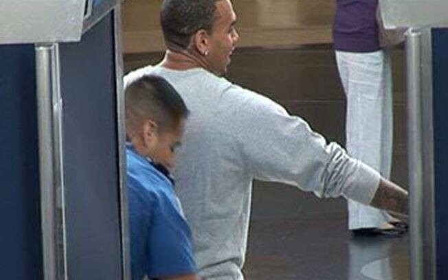Olha a mão boba! Chris Brown foi revistado por um policial