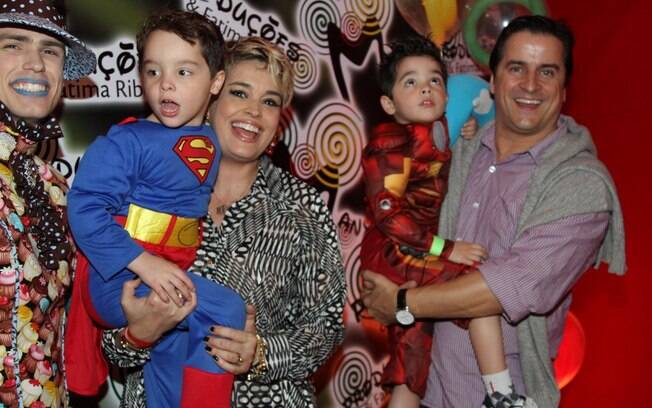 A atriz Suzy Rêgo com o marido, Fernando Vieira, e os filhos gêmeos Marco e Massimo
