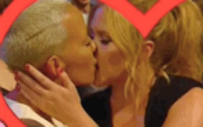 No mesmo dia, a apresentadora Amy Schumer também deu um beijinho na socialite Amber Rose. Foto: Reprodução