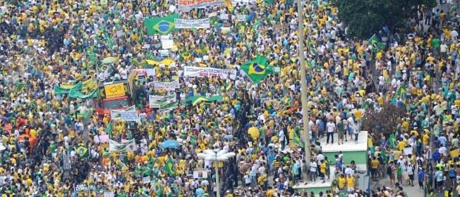 Nas ruas, manifestantes repudiam a corrupção e pedem a saída de Dilma