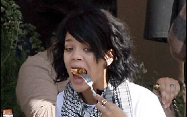 Rihanna também se deu o prazer de um pratão de comida em uma tarde de sol nos Estados Unidos