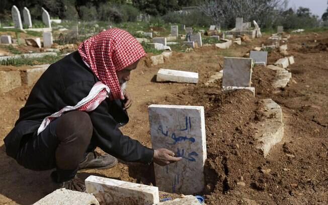 Morador escreve em lápide nome de neta morta em ataque contra vila em Idlib, Síria (24/02)