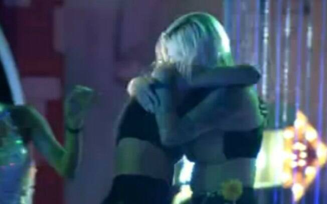 Clara pede Vanessa em namoro
