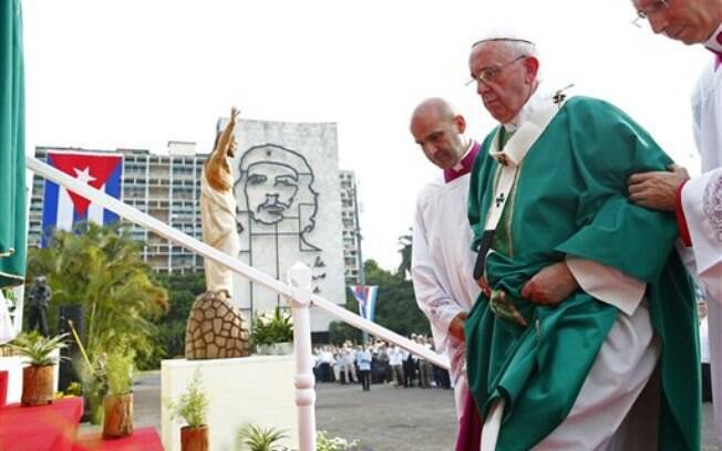 Papa rezou a primeira missa na ilha caribenha, para milhares de pessoas, na Praça da Revolução