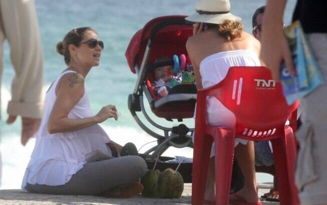 Luana Piovani faz uma parada para tomar água de coco
