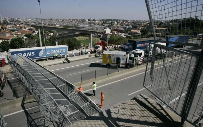 Estrutura caiu na via interrompendo a passagem de veículos na Raposo Tavares (02/11/2010)