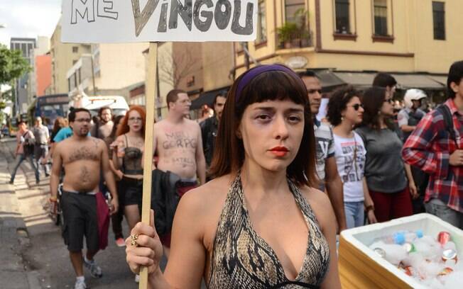 A atriz Lia Jupiter, 34 anos, circulou pela manifestação com um olho pintado de roxo