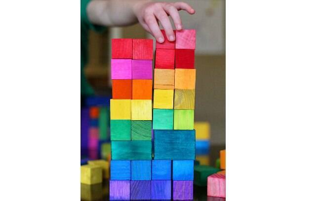 Montar blocos também é uma atividade importante para a coordenação das crianças. Foto: Pinterest/Fun at Home with Kids