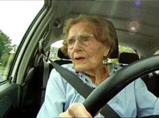 Peggy Hovell, de 100 anos de idade e ainda no volante
