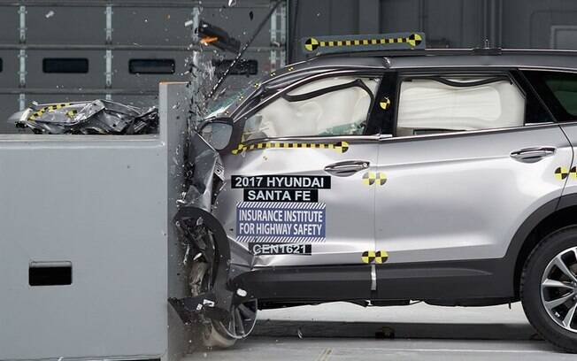 Após receber um reforço na estrutura quando passou pelo facelift, o Hyundai Santa Fe foi bem avaliado no teste de colisão do IIHS. Após receber um reforço na estrutura quando passou pelo facelift, o Hyundai Santa Fe foi bem avaliado no teste de colisão do IIHS.