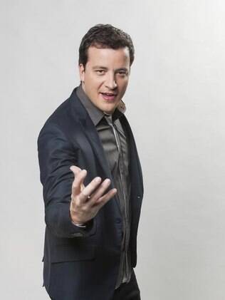 Rafael Cortez comanda o clima de romance das noites de sexta-feira da Record