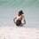 Giovanna Antonelli adota a tendência das hot pants para ir à praia com as filhas na manhã desta terça-feira (18/9). Foto: Dilson Silva/Agnews