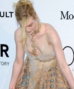 Elle Fanning é traída pelo decote e mostra demais em Cannes