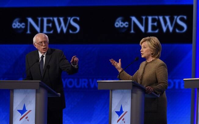 O governador socialista Bernie Sanders em debate com a ex-secretária Hillary em New Hampshire