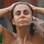 Enquanto Gretchen pinta os cabelos, Viviane Araújo descolore os pelos do corpo. Foto: Reprodução
