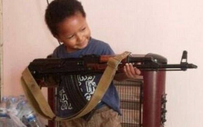 Em foto publicada em julho, garoto de quatro anos aparece com arma usada por guerreiros do EI
