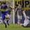 Riquelme arranca com a bola enquanto Wagner fica deitado. Foto: AP