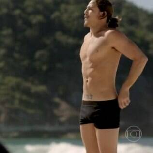 Rômulo Neto tira a roupa em cena de 'Império'