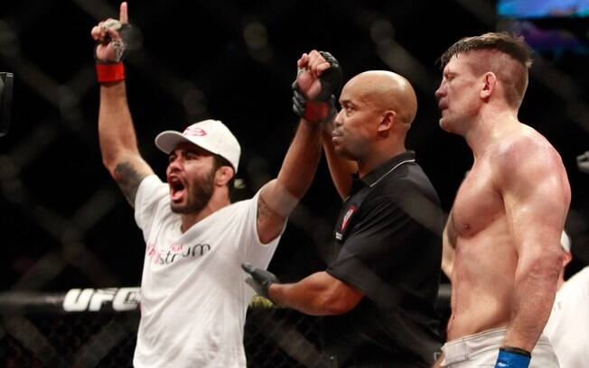 O brasileiro Rafael Sapo comemora vitória por pontos sobre o inglês Tom Watson no UFC 183. Foto: Steve Marcus/Getty Images