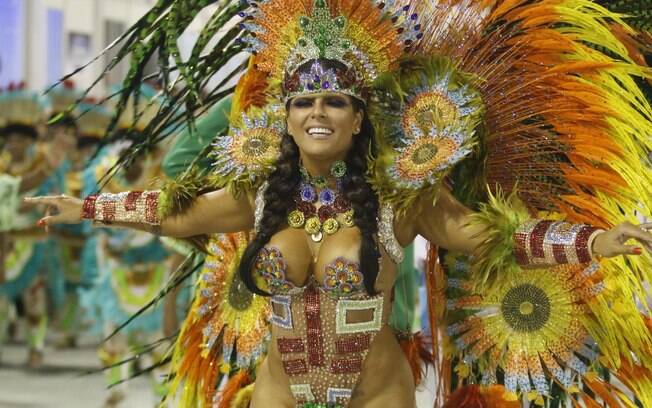 Jaqueline Maia, rainha de bateria da Acadêmicos de Santa Cruz, usou uma fantasia bem ousada. Foto: Daniel Pinheiro /AgNews