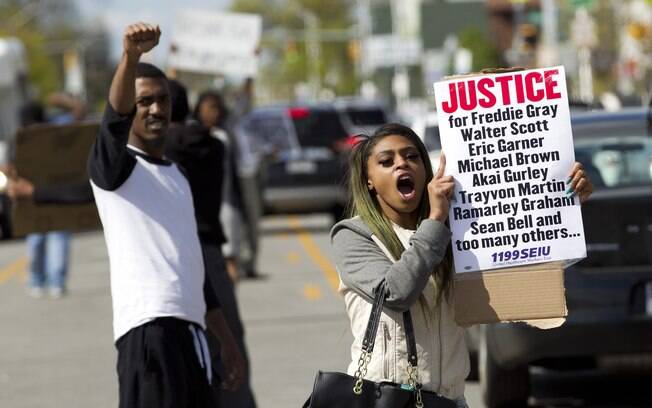 A polícia de Baltimore, nos Estados Unidos, prendeu 34 pessoas que participavam de protestos por causa da morte do jovem afro-americano Freddie Gray