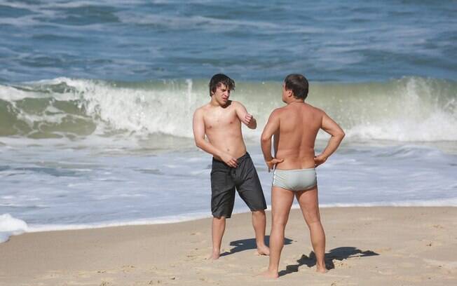 Davi, que está com 15 anos, se diverte na praia com o pai