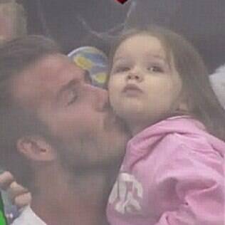 David Beckham troca beijinhos com filha em jogo de hóquei