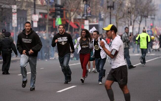 Pessoas correm após explosões na Maratona de Boston (15/04)