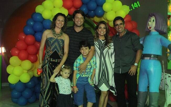 Mário Frias com a mulher, Juliana, e a filha, Laura, o aniversariante Miguel, Nivea Stelmann e o marido, Marcus Rocha