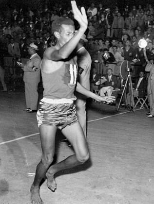 Bikila corre pelas ruas de Roma. Descalço, claro