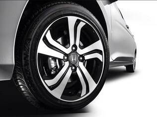 Rodas são de aro 16 com pneus 185/55R