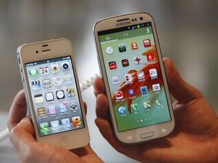 Apple iPhone 4S e Samsung Galaxy S III colocados lado a lado: iguais?