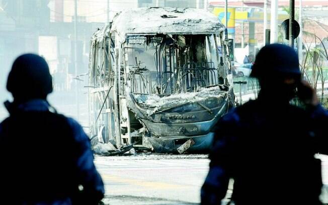 Policiais vigiam veículo do BRT que foi incendiado; prejuízos passam de R$ 1,3 milhão